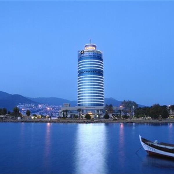 Balçova Wyndham Grand İzmir Özdilek'te Muhteşem Bahçe ve Havuz Manzarasına Nazır Canlı Müzik Eşliğinde Limitsiz Meşrubat Dahil Kişi Başı Açık Büfe İftar