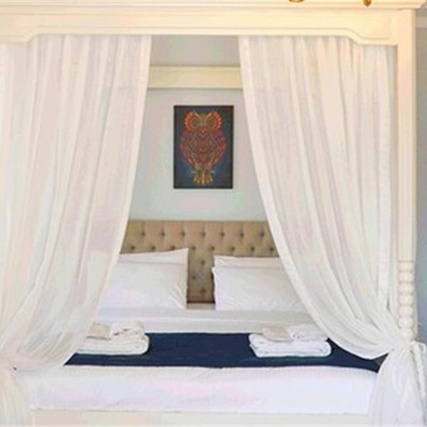 Alaçatı Beyaz Kapı Boutique Hotel'de Çift Kişilik 1 Gece Kahvaltı Dahil Konaklama Seçenekleri