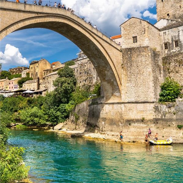 İzmir'den Uçak İle Hareketli Vizesiz Kosova ve Tiran Büyük Balkan Turu