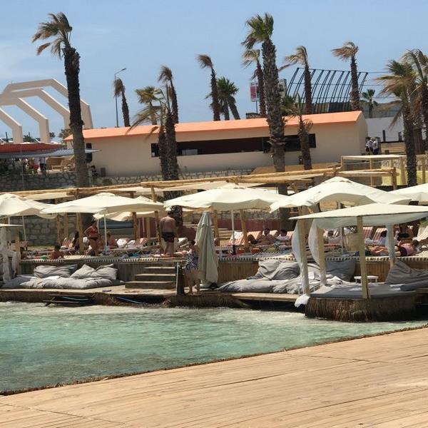 Çeşme Alaçatı Kafe Pi Beach Club 10 Ağustos Pascal Nouma ile Eğlence Girişi ve Gün Boyu Beach Keyfi