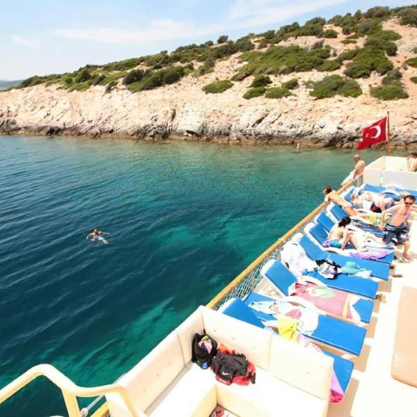 Çeşme’de Yüzmenin Keyfine Varın! Öğle Yemeği Dahil Günübirlik Çeşme Tekne Turu