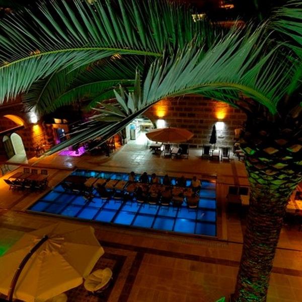 Çeşme Kervansaray Otel’de Ulaşım, Kahvaltı ve Yılbaşı Gala Yemeği Dahil Konaklama