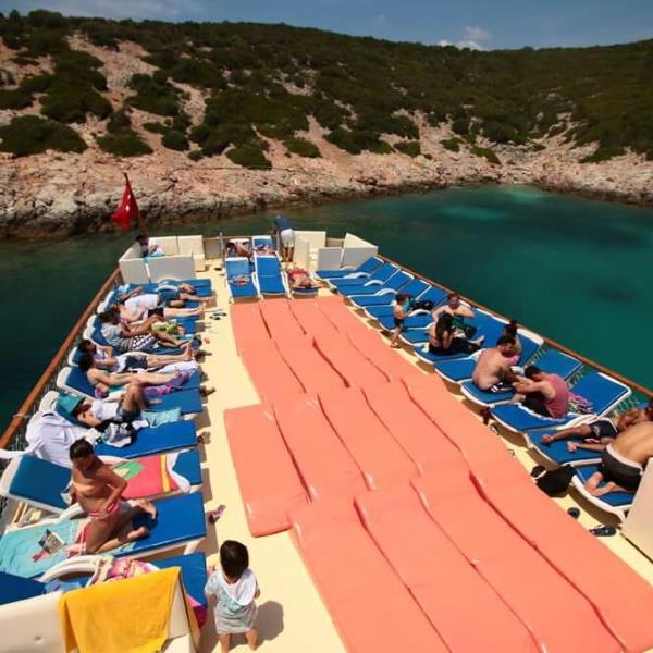 Çeşme’de Yüzmenin Keyfine Varın! Öğle Yemeği Dahil Günübirlik Çeşme Tekne Turu