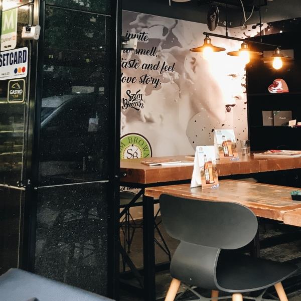 Alsancak Sam Brown Cafe’de 2 Kişilik Peynir Tabağı ve İçecek