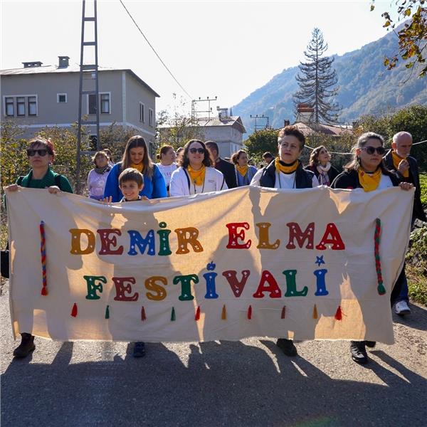 İzmir'den Uçak İle 2 Gece 3 Gün Konaklamalı Demir Elma Festivali ve Karadeniz Turu