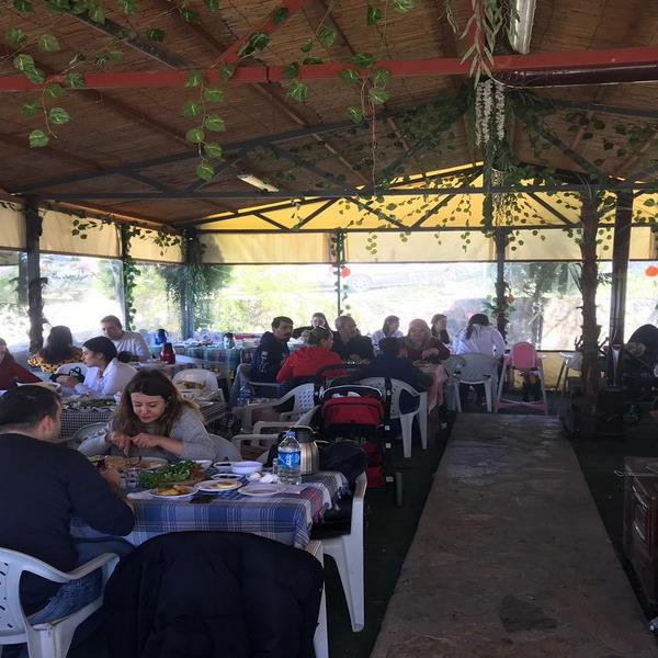 Çiçekliköy Asmalı Kahvaltı Evi’nde Doğa ile iç içe Serpme Köy Kahvaltısı