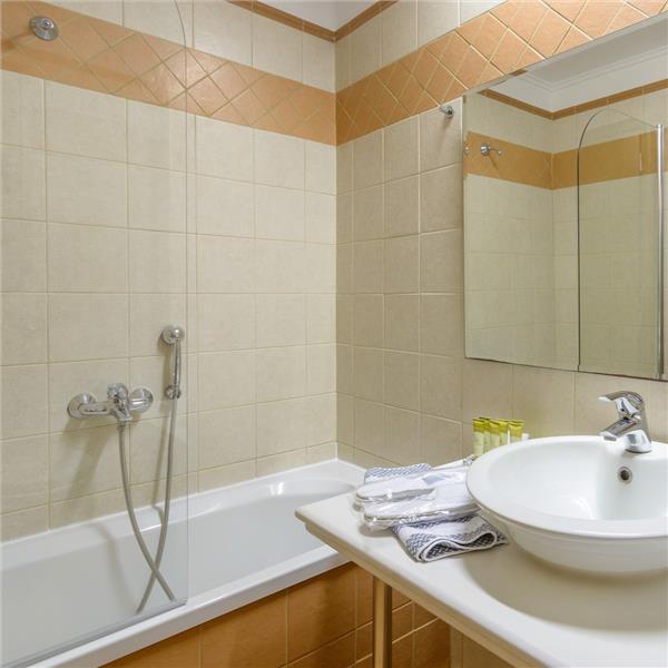 Çeşme'den Hareketli Yılbaşı Özel 2 Gece 3 Gün 4* Grecian Castle Hotel Konaklamalı Sakız Adası Turu Üstelik Yılbaşı Galası ve ya Taverna Seçenekli