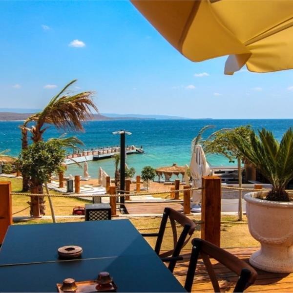 Alaçatı Mekanique Beach Club'ta Tüm Gün Beach ile Havuz Kullanımı ve İçecek