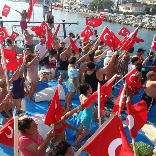 Çeşme’de Yüzmenin Keyfine Varın! Öğle Yemeği Dahil Günübirlik Çeşme Tekne Turu