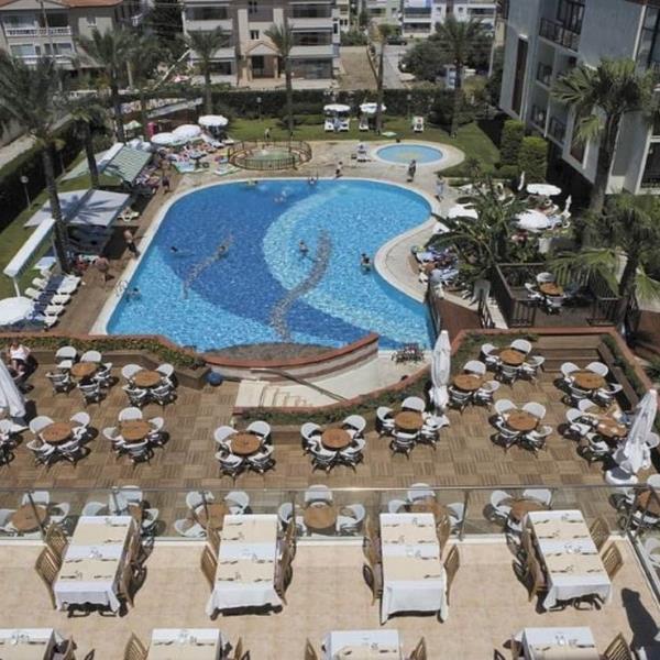Çeşme Pırıl Hotel’de Sevgililer Gününe Özel Limitsiz İçecekli Çift Kişi Gala Yemeği ve Konaklama