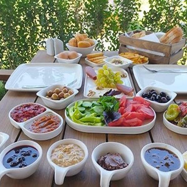 Menderes Atlıspor’da enfes lezzetler eşliğinde serpme kahvaltı ve at binme