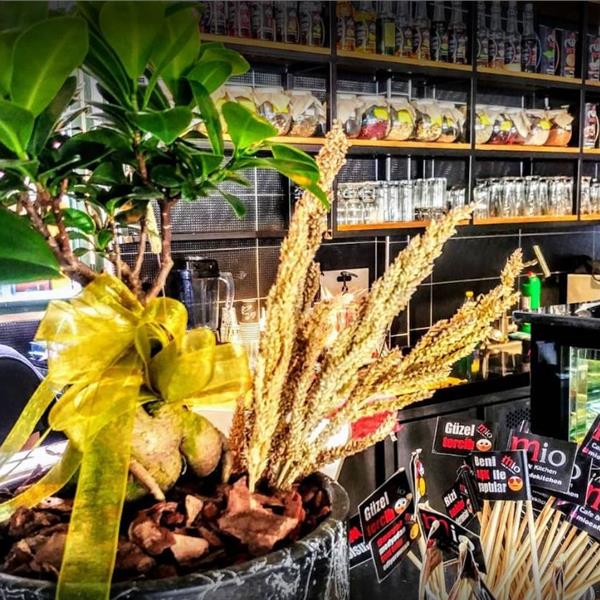 Karşıyaka Mio Cafe & Kitchen’da Kömüre Sandviç, Izgara Kanat ve Köfte Keyfi