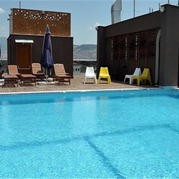 Alsancak Volley Hotel Terasında Tüm Gün Havuz Keyfi ile Enfes Hamburger Menü