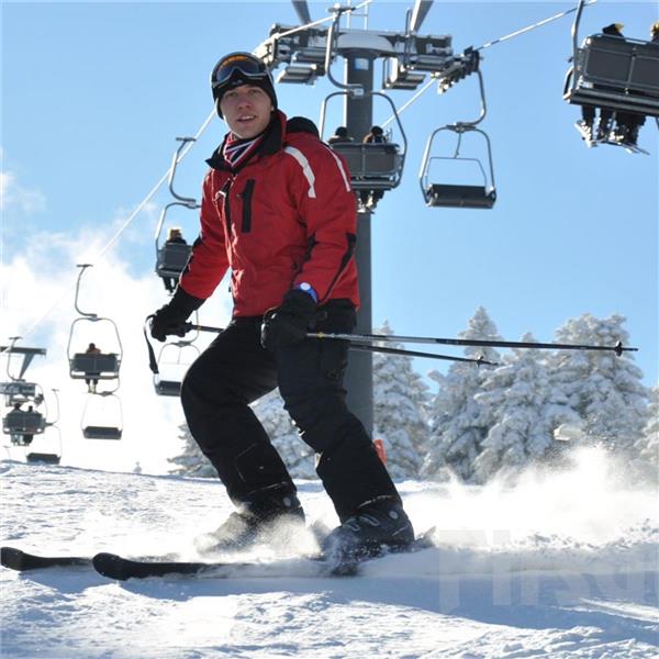 Bursa Uludağ'da kayak yapan kişi