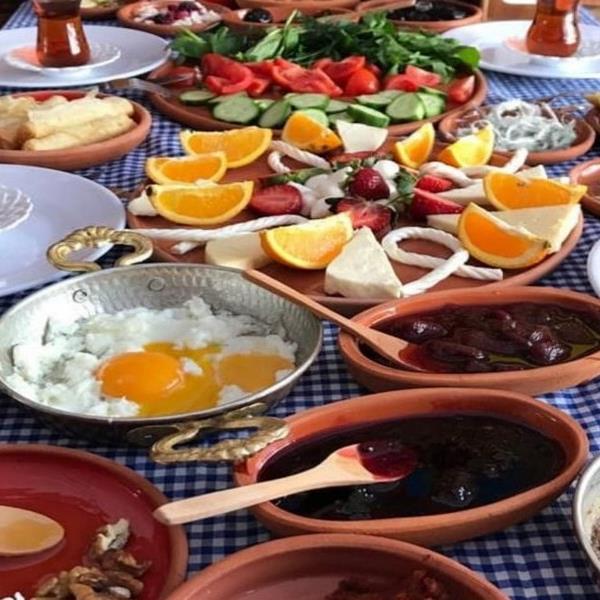 Kemalpaşa Mavi Köy Kahvaltı Evi’nde Enfes Lezzetler Eşliğinde Serpme Köy Kahvaltısı