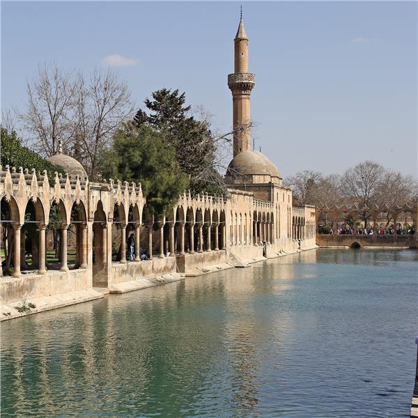 İzmir'den Uçak İle Kalkışlı Yılbaşı Özel 2 Gece 3 Gün 5* Dedeman Otel Konaklamalı Butik Şanlıurfa Turu. Üstelik Gala Gecesi Dahil