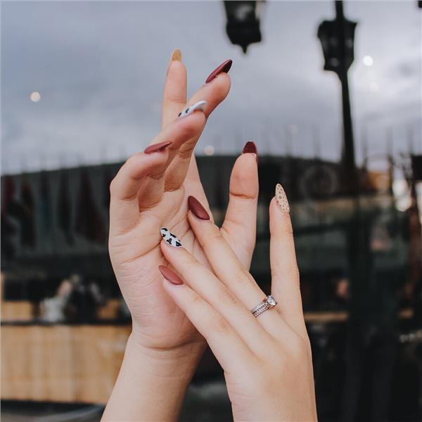 Betül Orman Beauty Protez Tırnak Kalıcı Oje ve Nail Art Uygulamaları