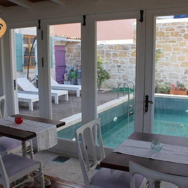 Çeşme Eski Taş Otel’de Kahvaltı Dahil Çift Kişilik 1 Gece Konaklama