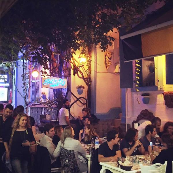 Alsancak Sazaki Meyhane’de Canlı Fasıl Eşliğinde İçeceğini Al Gel Menüleri