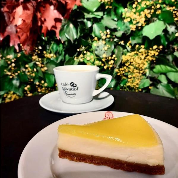 Bornova Üsküplü Cafe’de seçenekli enfes Tatlı ve Pastalar eşliğinde kahve keyfi