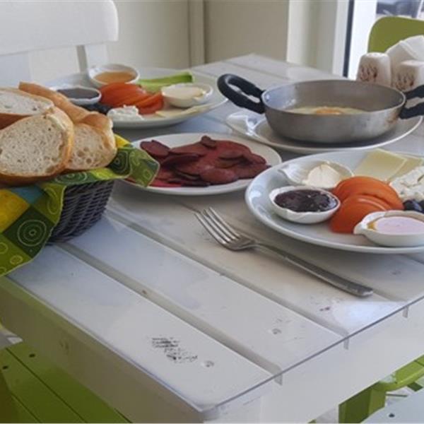 Kekik Alaçatı Cafe & Ev Yemekleri'nden Sınırsız Çay Eşliğinde Lezzetine Doyamayacağınız Serpme Kahvaltı Menüsü