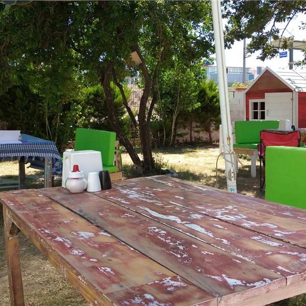 Urla Mösyö Bahçe'de sınırsız çay eşliğinde serpme kahvaltı keyfi