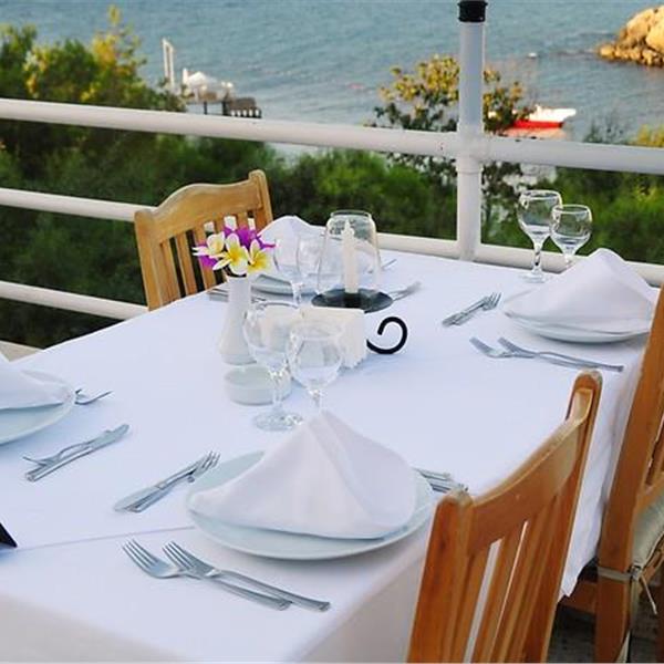 İzmir'den Uçak İle Hareketli Kıbrıs Deniz Kızı Hotel Yarım Pansiyon Konaklama Seçenekleri