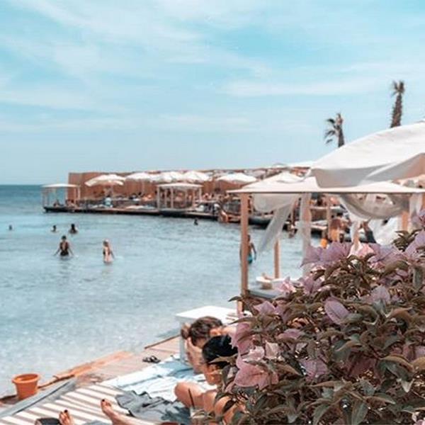 Çeşme Alaçatı Kafe Pi Beach Club Hande Ünsal Konser Girişi ve Gün Boyu Beach Keyfi