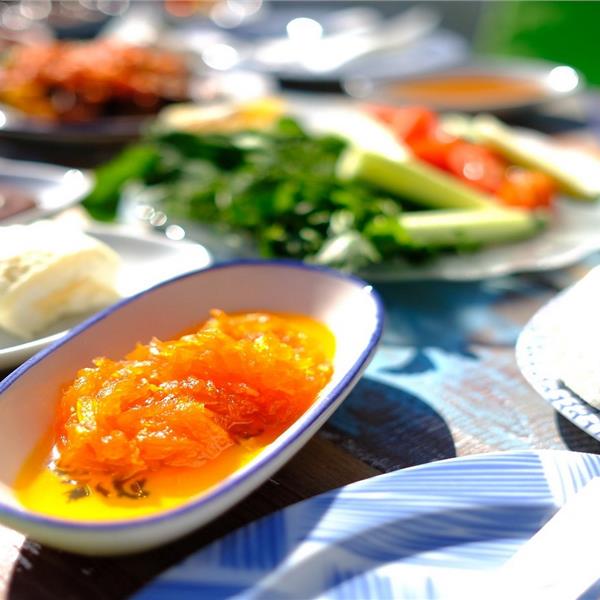 Urla Mösyö Bahçe'de sınırsız çay eşliğinde serpme kahvaltı keyfi