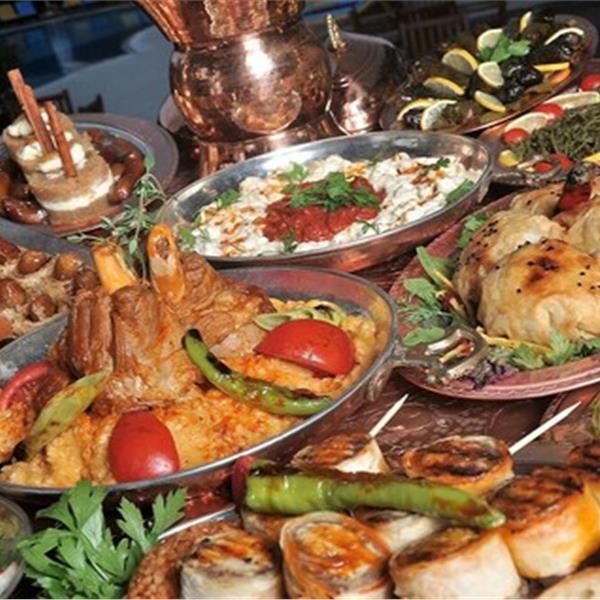 Balçova Wyndham Grand İzmir Özdilek'te Muhteşem Bahçe ve Havuz Manzarasına Nazır Canlı Müzik Eşliğinde Limitsiz Meşrubat Dahil Kişi Başı Açık Büfe İftar