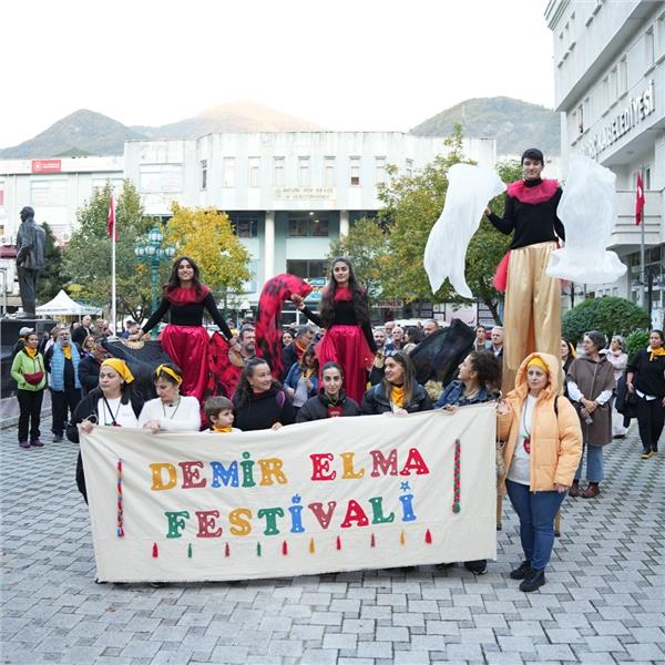 İzmir'den Uçak İle 2 Gece 3 Gün Konaklamalı Demir Elma Festivali ve Karadeniz Turu