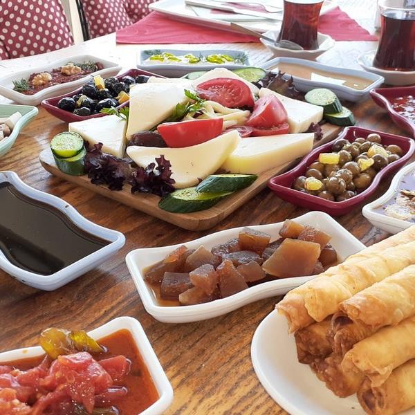 Güzelbahçe Bonjour Restaurant Deniz Kenarı Enfes Serpme Kahvaltı Keyfi