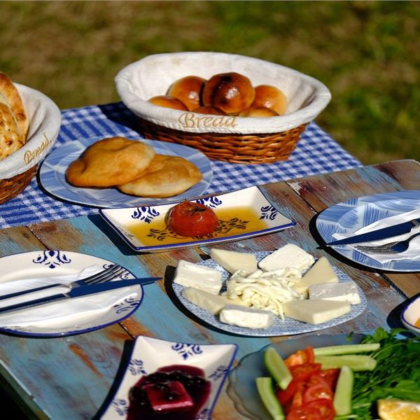 Urla Mösyö Bahçe'de sınırsız çay eşliğinde serpme kahvaltı keyfi