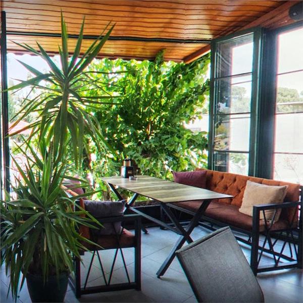 Karşıyaka Mio Cafe & Kitchen’da Kömüre Sandviç, Izgara Kanat ve Köfte Keyfi