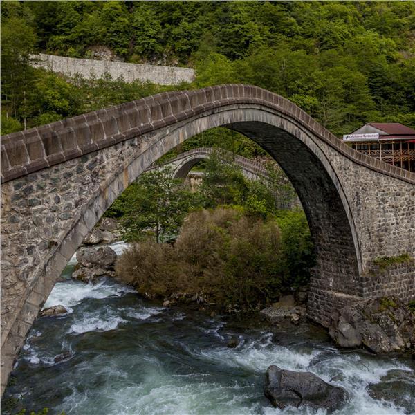 İzmir'den Uçak İle 2 Gece 3 Gün Konaklamalı Demir Elma Festivali ve Karadeniz Turu