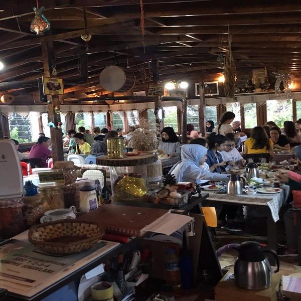 Çiçekliköy Asmalı Kahvaltı Evi’nde Doğa ile iç içe Serpme Köy Kahvaltısı