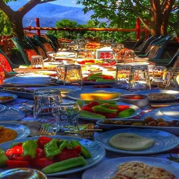 Çiçekliköy Zeytindalı Kahvaltı Evi’nde Enfes Serpme Köy Kahvaltısı