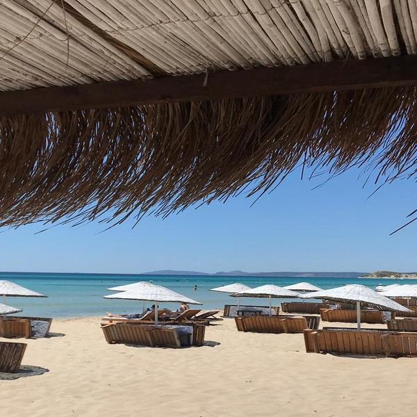 Çeşme Montana Beach’te Plaj Girişi Hamburger Menü veya Kahvaltı