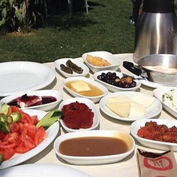 Çiçekliköy Nirvana Restaurant Sahanda Yumurta İle Serpme Köy Kahvaltısı