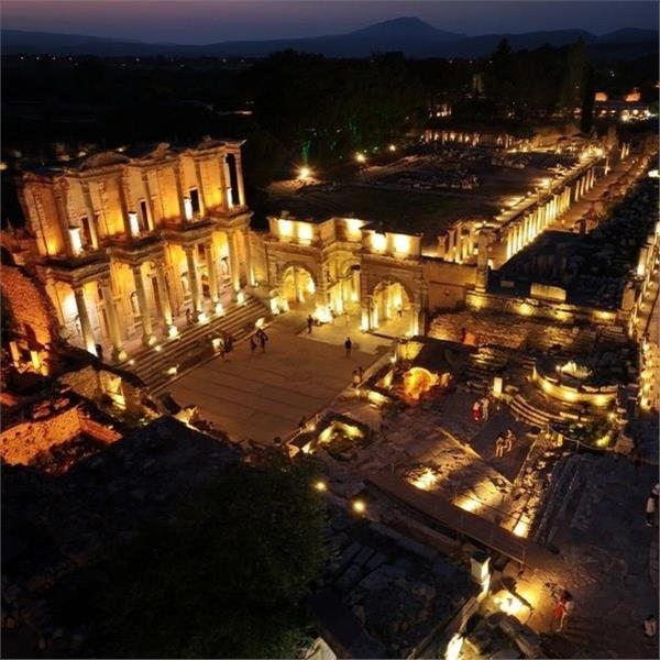 İzmir Çıkışlı Günübirlik Geceyi Aydınlatan Efes Antik Kenti, Büyülü Geceler ile Gece Efes Antik Kenti Turu.