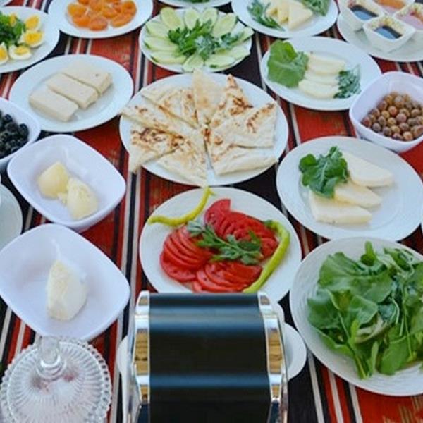 Çeşme Dream Hotel Ayasaranda Serpme Kahvaltı ve Havuz Keyfi