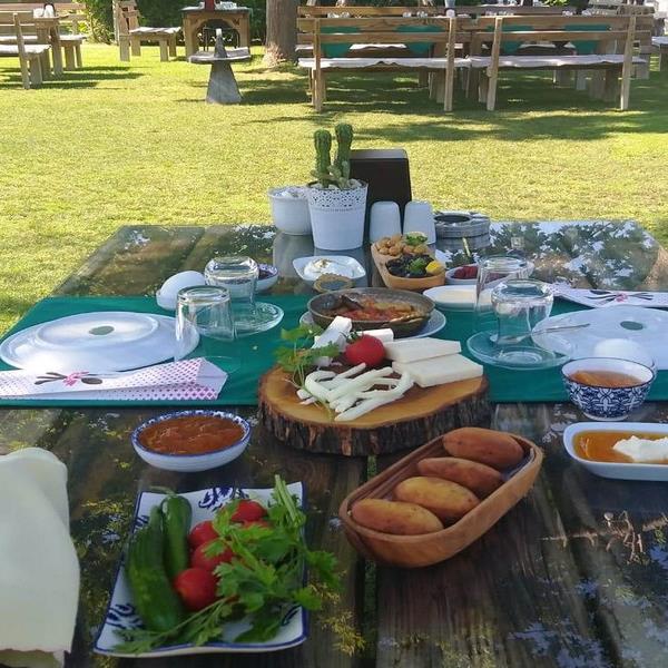 Urla Çuha Bahçe'de Enfes Lezzetler Eşliğinde Serpme Kahvaltı