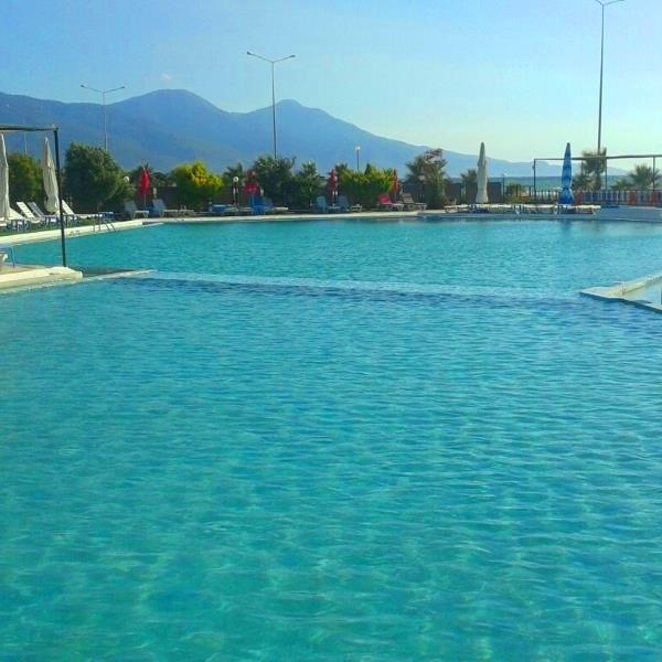 Kuşadası Rainbow Beach Club’da Havuz Başında Et veya Balık Menü