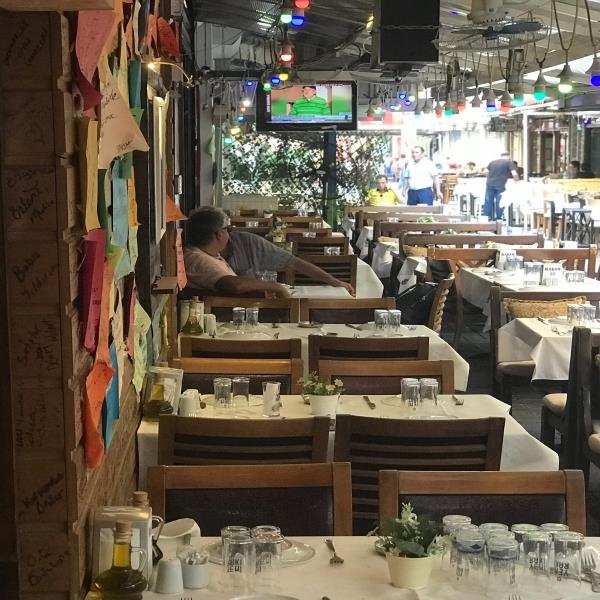 Alsancak Rakım 35 Meyhane’de Canlı Fasıl Eşliğinde Et ve Balık Menüleri