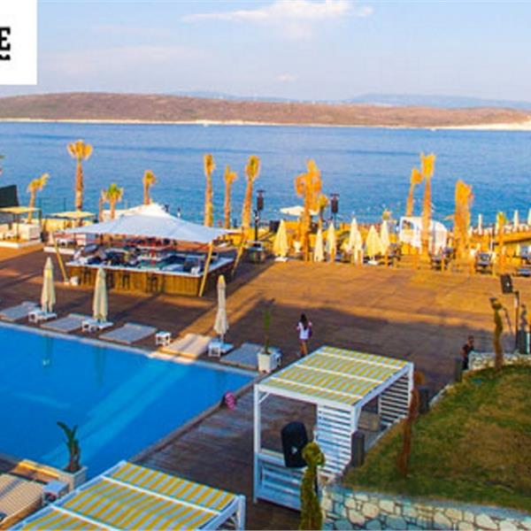 Alaçatı Mekanique Beach Club'ta Tüm Gün Beach ile Havuz Kullanımı ve İçecek