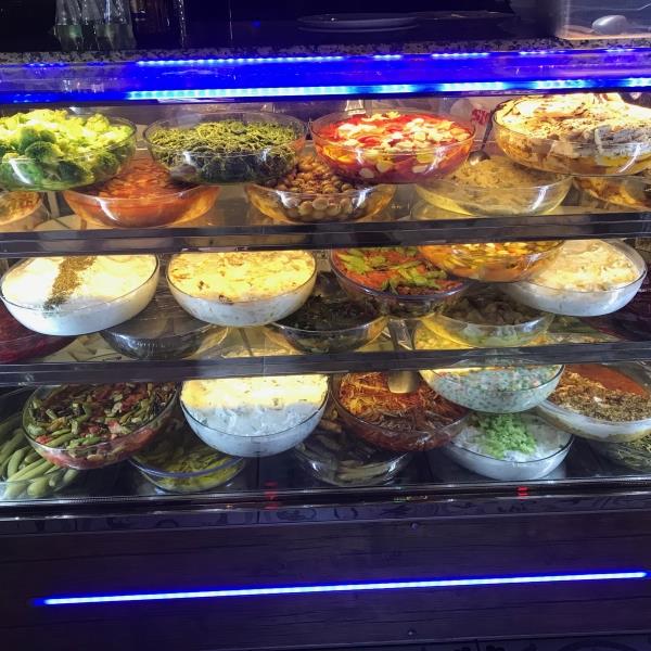 Alsancak Rakım 35 Meyhane’de Canlı Fasıl Eşliğinde Et ve Balık Menüleri