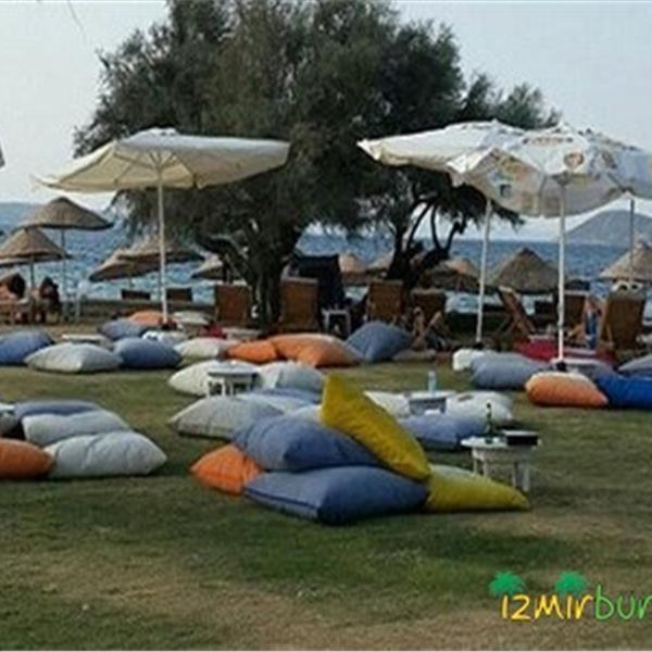 Urla Aren Beach Club’ta Gün Boyu Şezlong, Şemsiye İle Plaj Keyfi ve Açık Büfe Kahvaltı