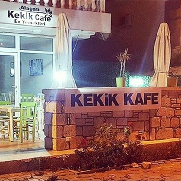 Kekik Alaçatı Cafe & Ev Yemekleri'nden Sınırsız Çay Eşliğinde Lezzetine Doyamayacağınız Serpme Kahvaltı Menüsü