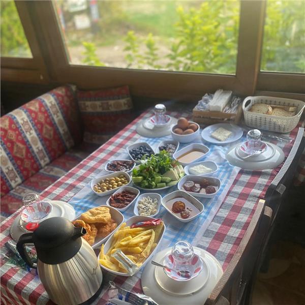 Çiçekliköy Asmalı Kahvaltı Evi’nde Doğa ile iç içe Serpme Köy Kahvaltısı