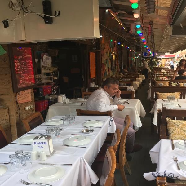 Alsancak Rakım 35 Meyhane’de Canlı Fasıl Eşliğinde Et ve Balık Menüleri